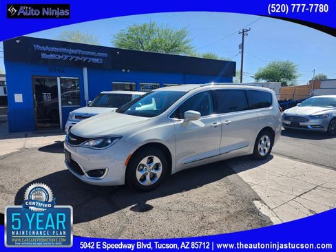 Used 2017 Chrysler Pacifica Touring-L Plus w/ Advanced Safetytec Group image 2