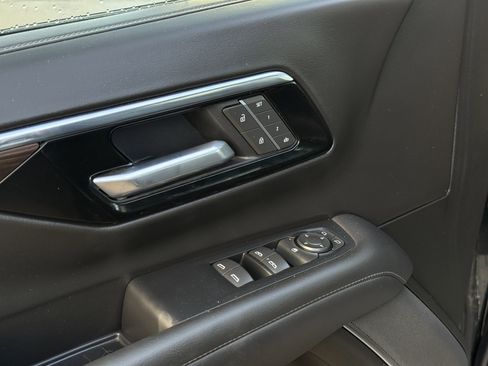 Used 2025 Chevrolet Suburban Z71 image 30