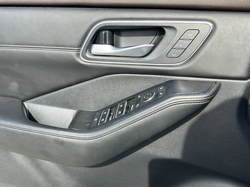 Certified 2022 Nissan Rogue Platinum w/ Head-Up Display Package image 8