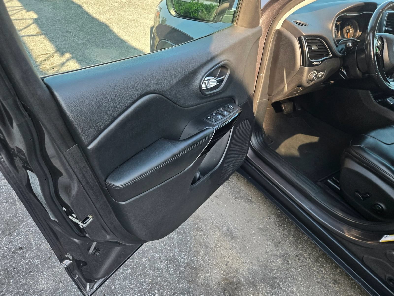 Used 2020 Jeep Cherokee Latitude Plus FWD image 7