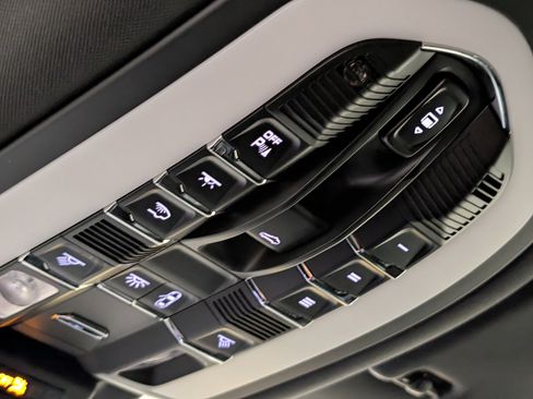 Certified 2025 Porsche Macan image 40