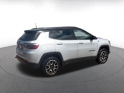 Used 2025 Jeep Compass Trailhawk AWD/4WD image 10