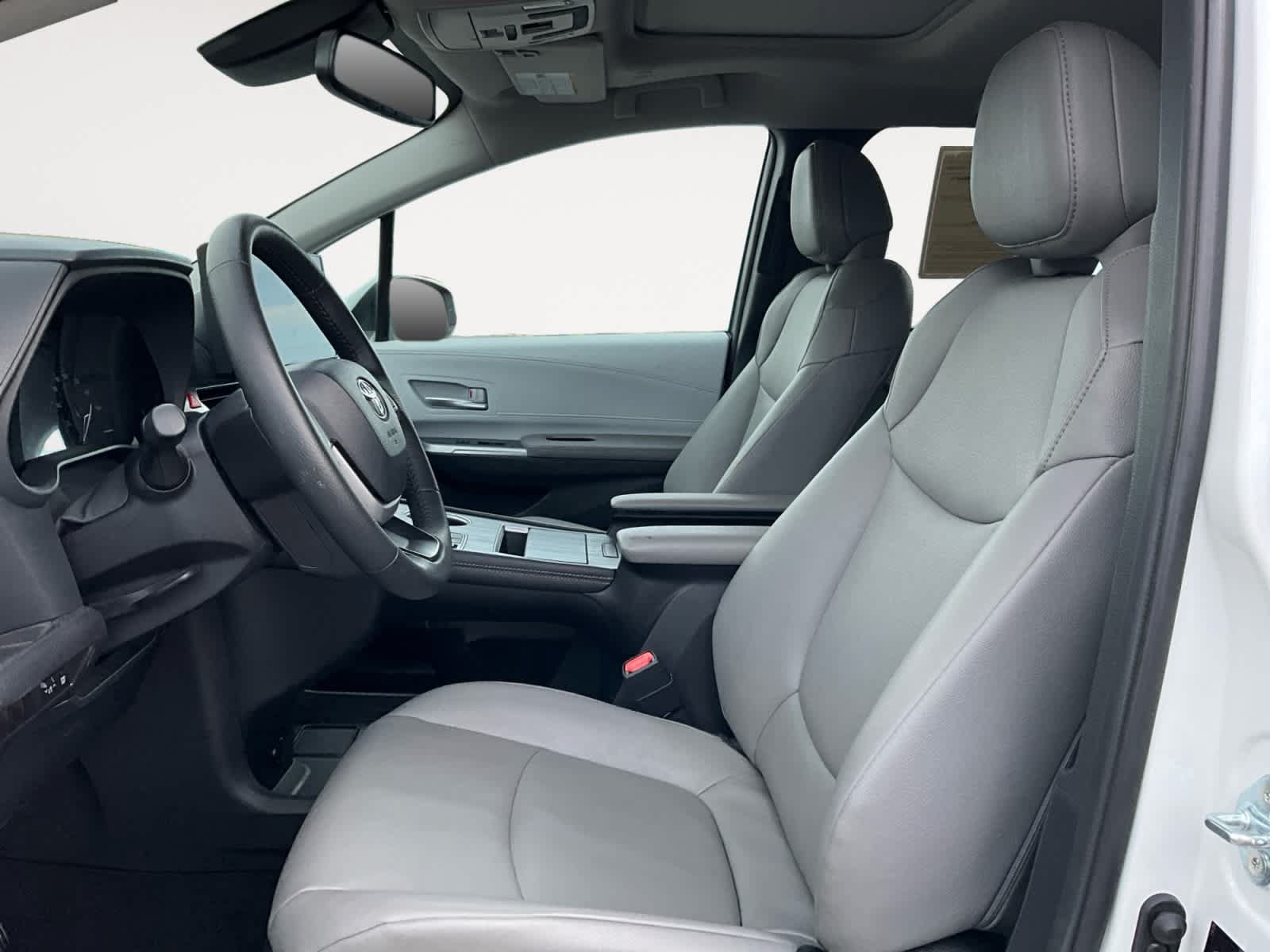 Used 2026 Toyota Sienna XLE FWD image 9