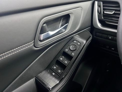 Certified 2025 Nissan Rogue SV w/ SV Premium Package image 17