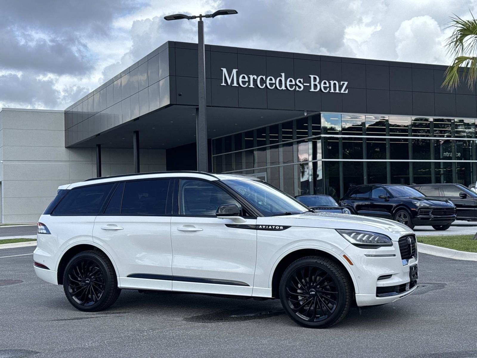 Used 2023 Lincoln Aviator Reserve w/ Jet Package AWD/4WD image 1
