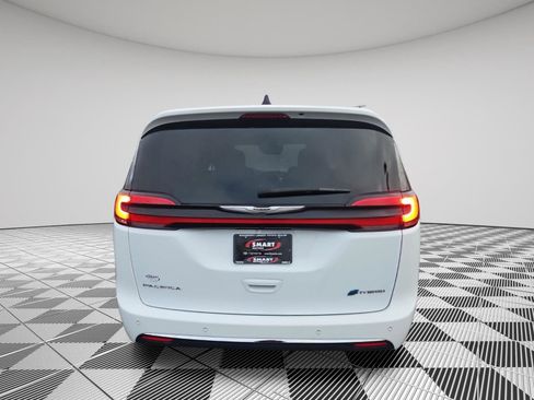 Used 2023 Chrysler Pacifica Touring-L image 14