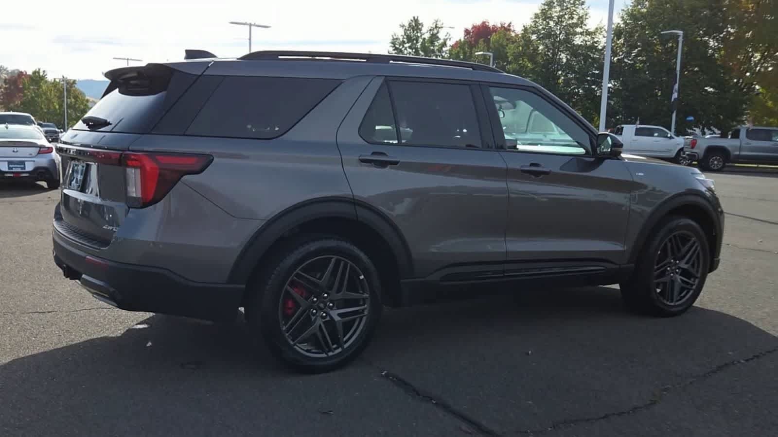 Used 2025 Ford Explorer ST-Line w/ ST-Line Street Pack AWD/4WD image 8