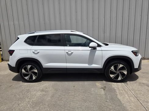 Used 2025 Volkswagen Taos SE AWD/4WD image 6