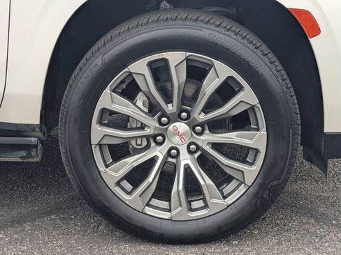 Used 2021 GMC Yukon Denali w/ Denali Premium Package image 9