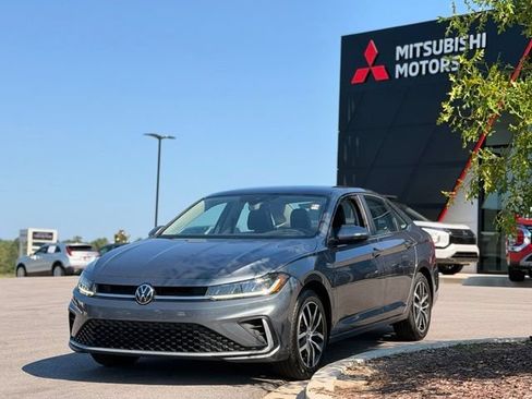 Used 2025 Volkswagen Jetta SE FWD image 8