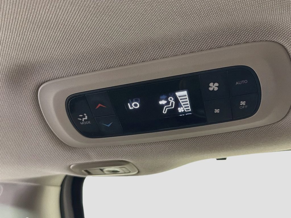 Used 2024 Chrysler Pacifica Limited FWD image 27