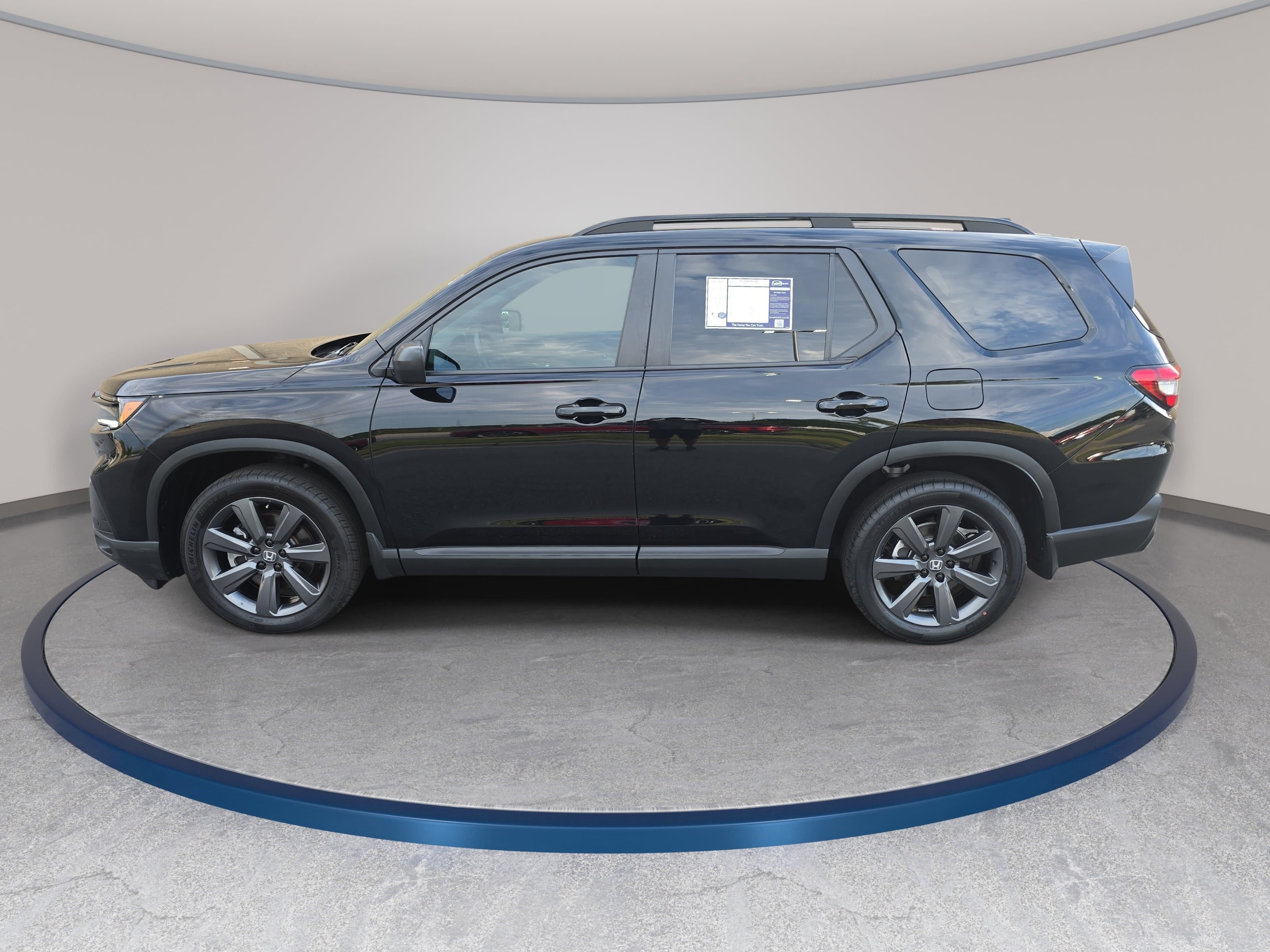 Used 2025 Honda Pilot Sport image 8