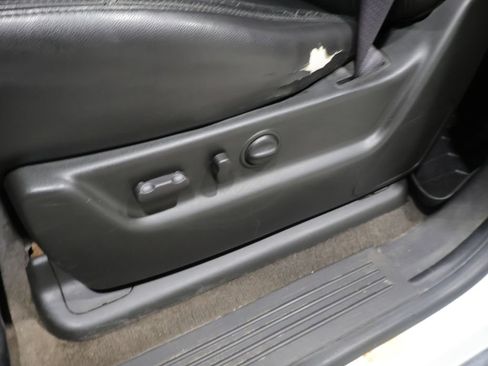 Used 2011 GMC Yukon XL SLT w/ SLT-2 Equipment Package AWD/4WD image 11