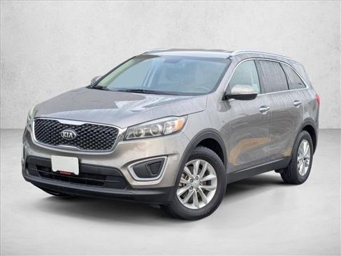 Used 2017 Kia Sorento LX w/ LX Convenience Package image 1