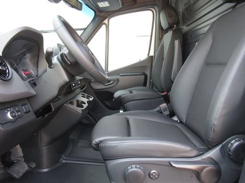 Used 2025 Mercedes-Benz Sprinter 2500 image 10