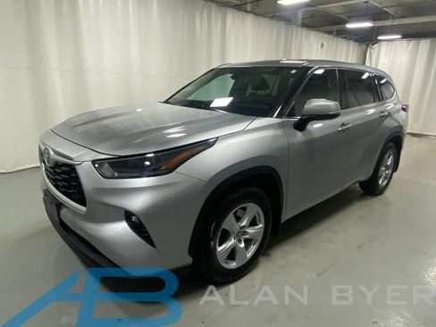 Used 2021 Toyota Highlander LE AWD/4WD image 1