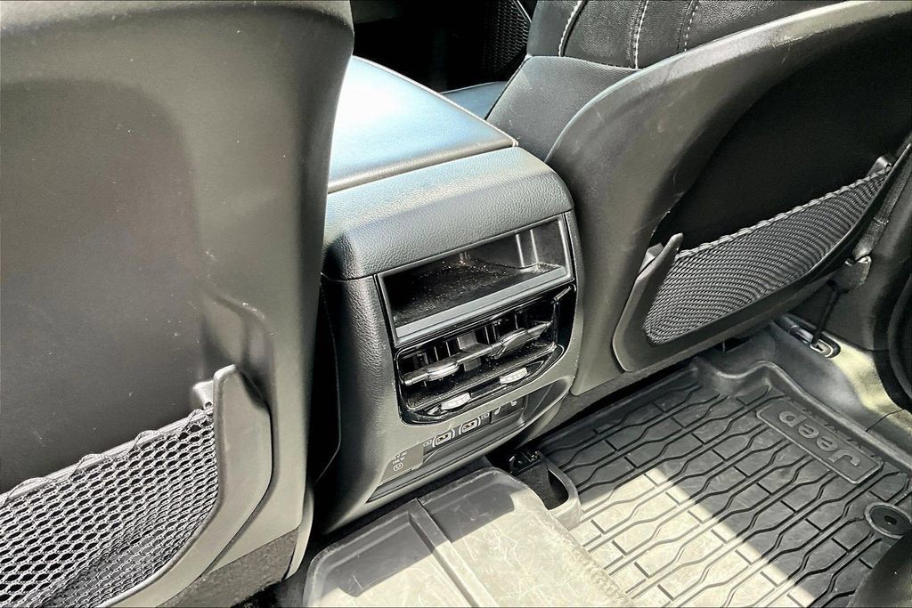 Used 2025 Jeep Grand Cherokee Limited w/ Black Appearance Package RWD image 12