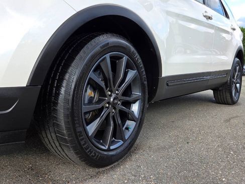 Used 2019 Ford Explorer XLT w/ Equipment Group 202A AWD/4WD image 7