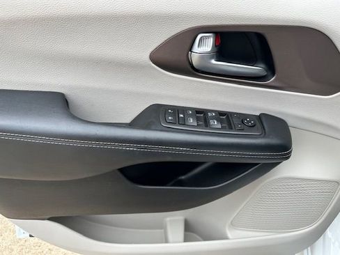 Used 2021 Chrysler Voyager Lxi image 28