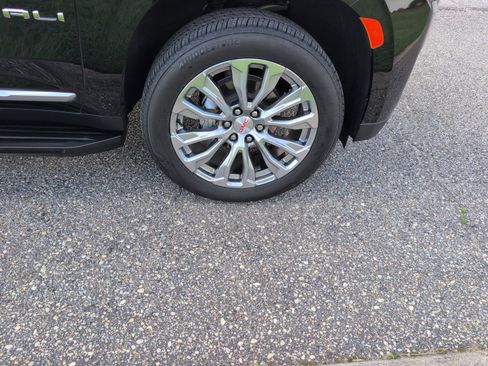 Used 2024 GMC Yukon Denali w/ Advanced Technology Package image 8