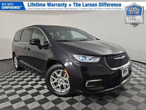 Used 2025 Chrysler Pacifica Select image 1