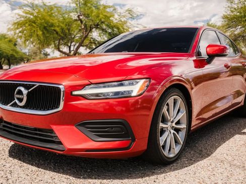 Used 2020 Volvo S60 T6 Momentum image 3