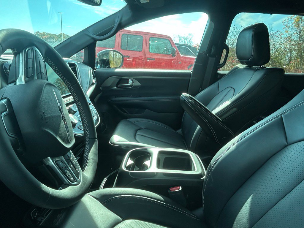 Used 2025 Chrysler Pacifica Select FWD image 4
