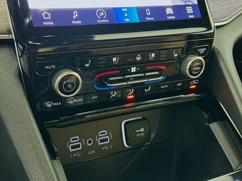 Used 2022 Jeep Grand Cherokee Summit w/ Advanced Protech Group IV image 24