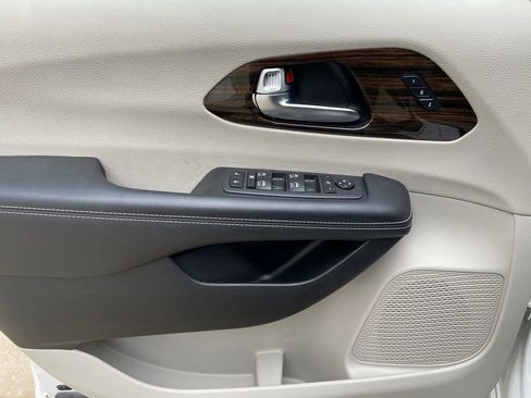 Used 2023 Chrysler Pacifica Limited FWD image 10