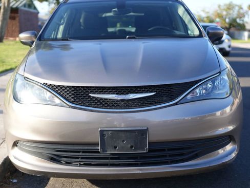 Used 2017 Chrysler Pacifica LX image 14