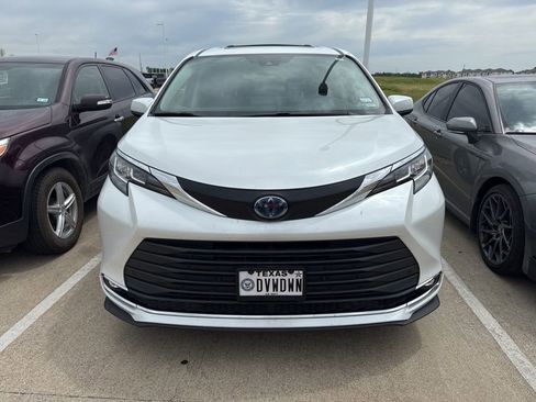 Used 2022 Toyota Sienna XLE AWD/4WD image 6