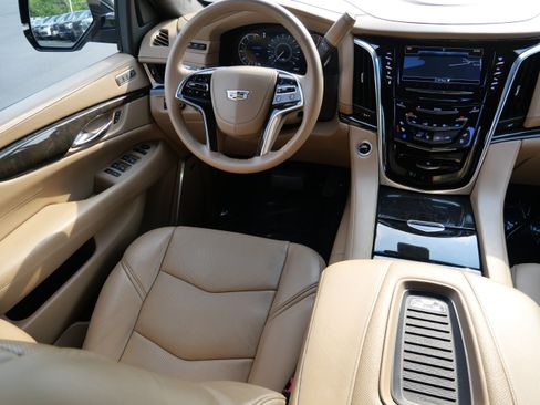 Used 2018 Cadillac Escalade Platinum AWD/4WD image 9