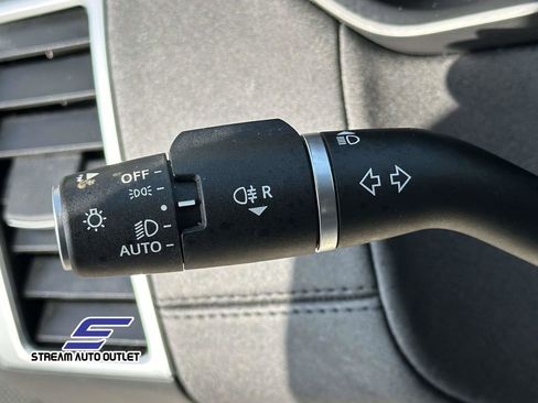 Used 2024 Land Rover Discovery S image 24