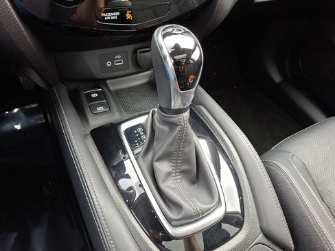 Used 2018 Nissan Rogue SL w/ Premium Package image 15