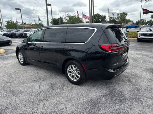 Used 2023 Chrysler Pacifica Touring-L FWD image 16