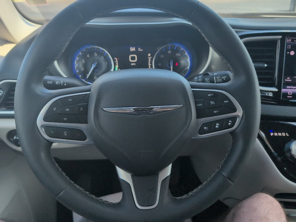 Used 2024 Chrysler Pacifica Touring-L FWD image 19