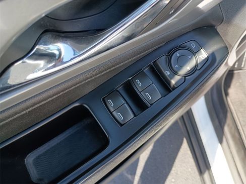 Used 2022 Chevrolet Traverse LT image 19