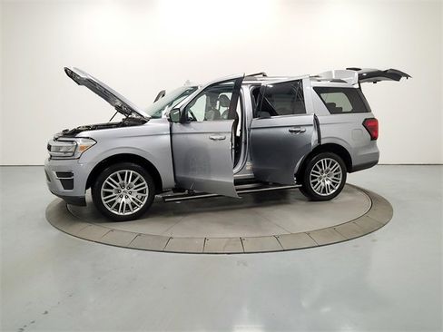 Used 2024 Ford Expedition Limited image 12