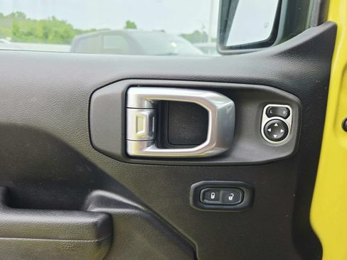 Certified 2024 Jeep Wrangler Unlimited w/ Convenience Group AWD/4WD image 37