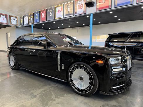 Used 2024 Rolls-Royce Phantom Sedan image 2