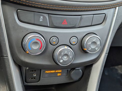 Used 2022 Chevrolet Trax LT w/ LT Convenience Package image 25