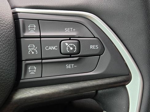 Used 2025 Jeep Grand Cherokee Limited w/ Luxury Tech Group II RWD image 28