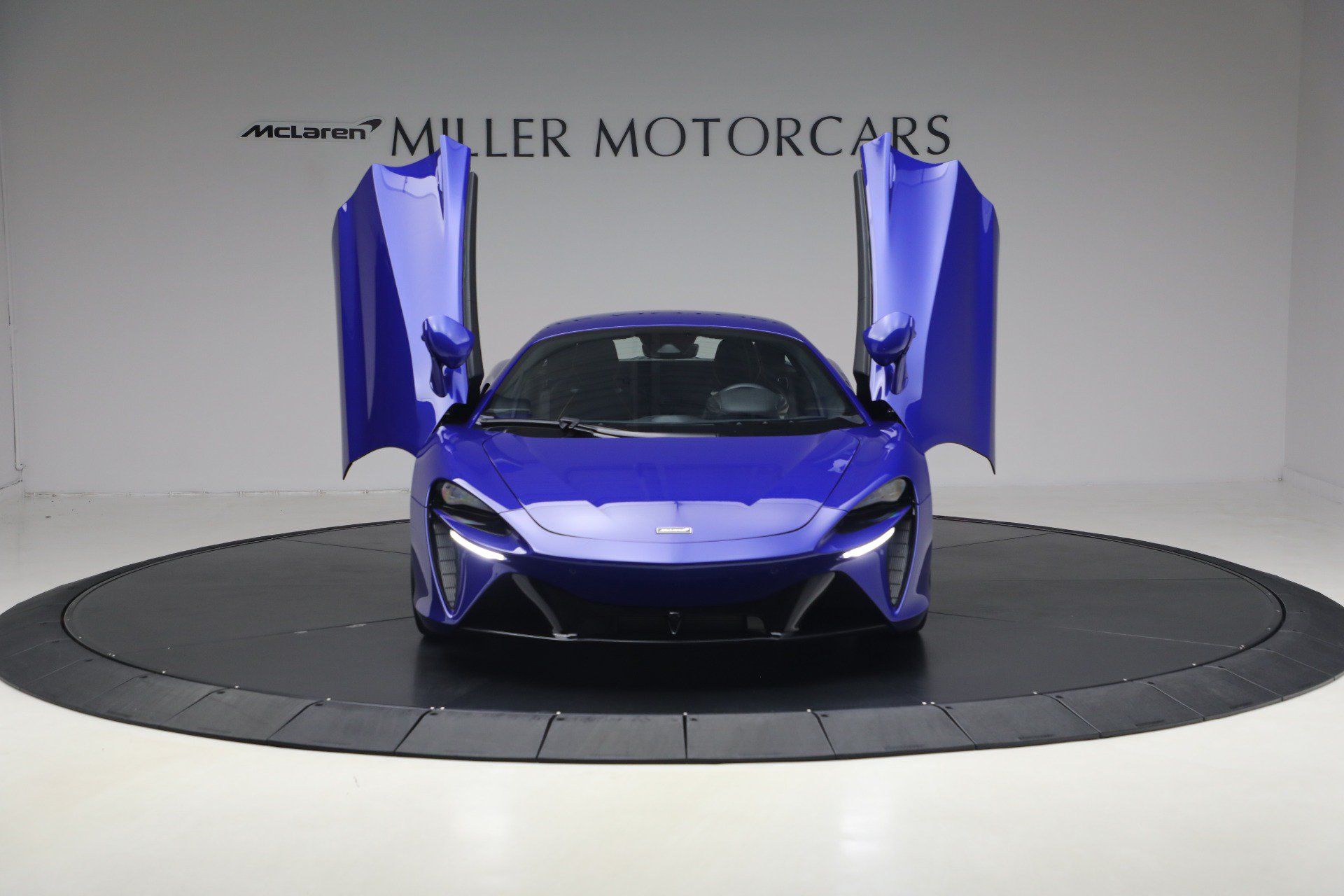 Used 2024 McLaren Artura RWD image 13