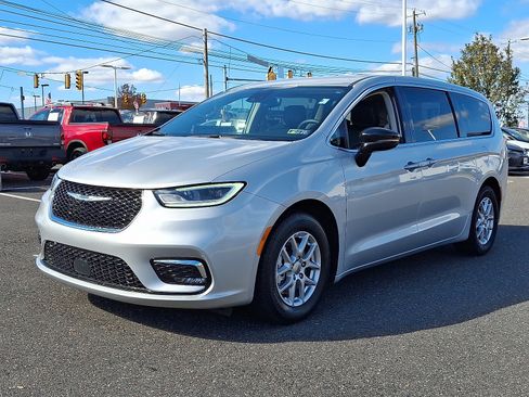 Used 2024 Chrysler Pacifica Touring-L image 3