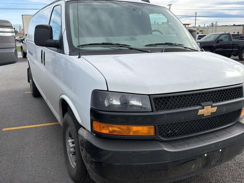 Used 2025 Chevrolet Express 3500 Extended w/ Driver Convenience Package image 3