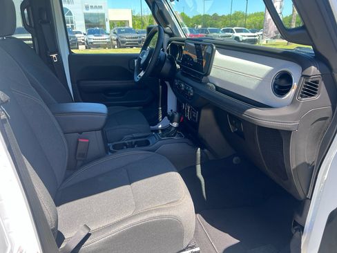 Used 2025 Jeep Wrangler Sahara image 13