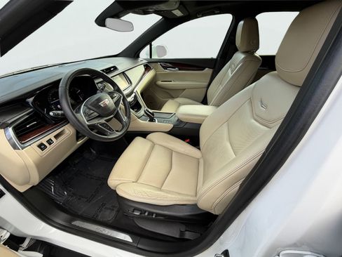 Used 2017 Cadillac XT5 Luxury w/ Driver Awareness Package image 13