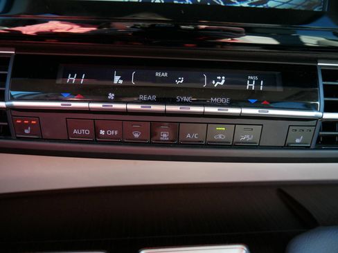 Used 2024 Toyota Sienna XLE image 31