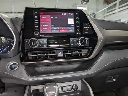 Used 2021 Toyota Highlander XLE AWD/4WD image 34