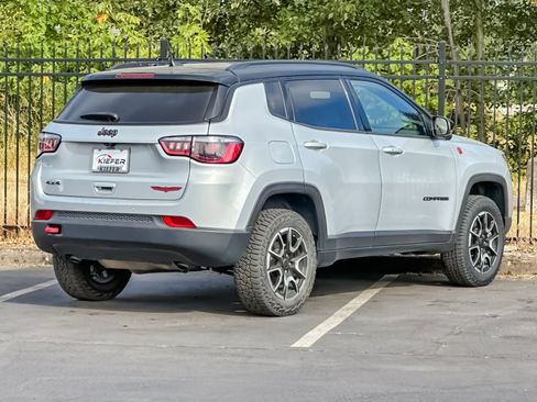 Used 2025 Jeep Compass Trailhawk AWD/4WD image 3